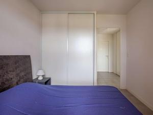 昂代Appartement Hendaye, 2 pièces, 4 personnes - FR-1-2-308的一间卧室配有一张紫色的床和一个衣柜