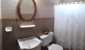 本塔纳山村Lugar de PAZ en las Sierras的一间带卫生间、水槽和镜子的浴室