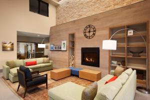 博兹曼博兹曼市卡尔森江山套房旅馆的带沙发和壁炉的客厅