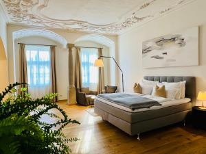 施泰尔斯蒂利亚斯塔德酒店的一间卧室设有一张床和一间客厅。