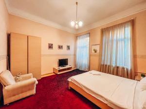 基辅Apartment - Independence Square的一间卧室配有一张床、一把椅子和电视