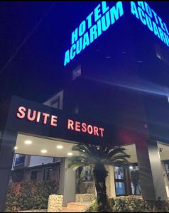 圣多明各阿库埃里姆套房度假酒店的带有读取套房度假村标志的酒店入口