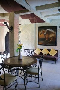 博卡斯德尔托罗Castillo Inspiracion Hostel的一间带桌椅和沙发的用餐室