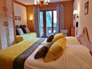 普拉洛尼昂拉瓦努瓦斯Chalet Hôtel Les Airelles的一间卧室配有一张带黄色枕头的大床