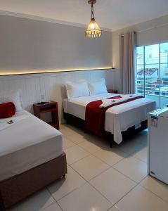 纳韦甘蒂斯NAVEGA HOUSE的酒店客房设有两张床和窗户。