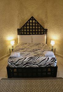 博卡斯德尔托罗Castillo Inspiracion Hostel的一间卧室配有一张大床和两盏灯