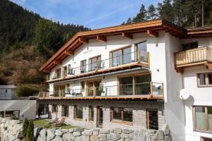 比伯维尔Monte Vita Tirol - Apartments的带阳台的山间别墅