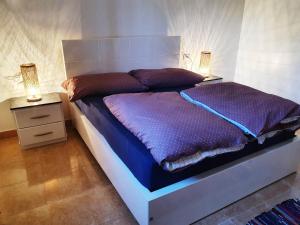 卢克索CASA LOKO Guest House的一间卧室配有一张带2个床头柜的大床