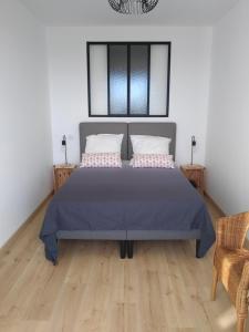 布鲁瓦LA SALAMANDRE的一间卧室配有蓝色的床和两个枕头
