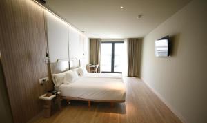 奥伦塞IMI Hotel & Spa的酒店客房设有床和窗户。