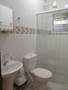 卡拉瓜塔图巴Quitinetes Canto Verde Caraguá的浴室配有卫生间、盥洗盆和淋浴。