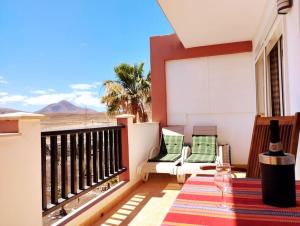 Parque HolandesSunset House et piscine的阳台配有桌椅,享有沙漠美景。