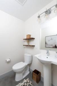 密尔沃基Flexhome Brewery District 2BR Apt M8 - READ INFO的白色的浴室设有卫生间和水槽。