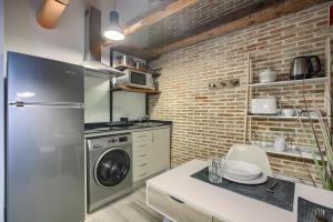 马德里AP Plaza de España 5的厨房配有冰箱、洗衣机和烘干机