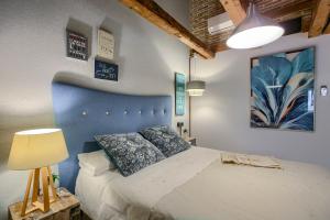 马德里AP Plaza de España 5的一间卧室配有一张大床和蓝色床头板