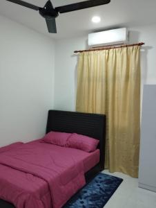 Pasir MasHomestay Berkat D'sawah Tasek Berangan Pasir Mas的卧室配有粉红色的床和窗户。