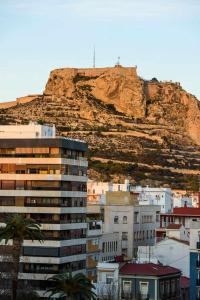 阿利坎特Apartamento Bguest con terraza的享有以山为背景的城市美景