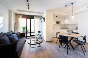 阿利坎特Apartamento Bguest con terraza的客厅配有沙发和桌子