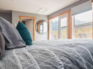 戈尔登Maple Ranch Golden的一间卧室配有一张大床和镜子