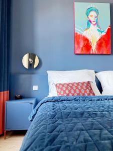 维也纳Sissi West的蓝色的卧室,配有床和蓝色的墙壁