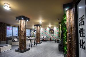 班多伦Holyrood Hotel - Leisure Centre & The Spa at Orchids的大厅里,室内摆放着椅子和植物