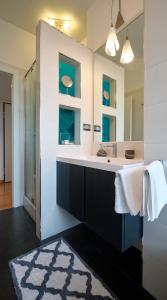 米兰San Siro Design Apartment的一间带水槽和镜子的浴室