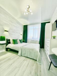 伊尔平Green room в ЖК Рич Таун Ирпень的一间卧室设有一张大床和一个水槽