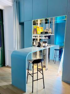 维也纳Sissi West的蓝色的厨房,配有凳子和柜台
