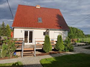 SchönaKäthes Sommerhaus的一间白色的小房子,有红色的屋顶