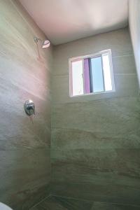 蒙特雷Access Blue Cristal的带淋浴的浴室和窗户