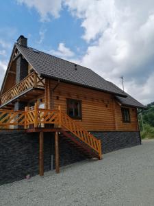 索克莱克Agroturystyka Wudarsówka的大型小木屋 - 带木制甲板