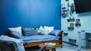 斯泰伦博斯1-bedroom apartment with secure basement parking的蓝色的客厅配有蓝色的沙发及枕头