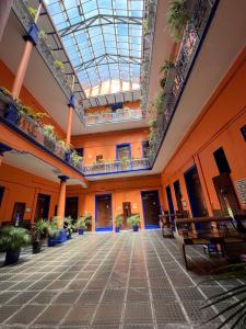 墨西哥城伊莎贝尔酒店的一座空洞的建筑,有天窗和盆栽植物