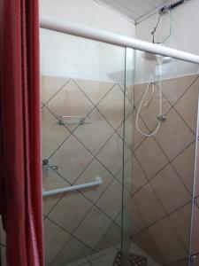 卡纳内亚Chalé Da Bia的浴室里设有玻璃门淋浴