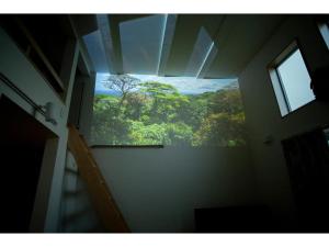 东京Forest Villa Togoshi - Vacation STAY 44284v的客房设有窗户,享有树林美景。