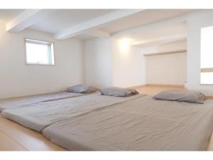 东京Forest Villa Togoshi - Vacation STAY 44284v的白色客房内的一张大床,配有两个枕头