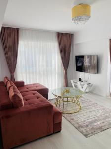 坎普朗莫道尼斯Luxury Queen的客厅配有红色的沙发和玻璃桌