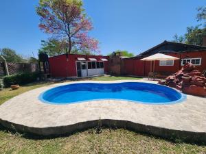 萨尔塔Casa Conteiner的一座带房子的庭院内的游泳池