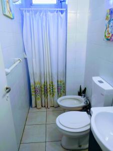 科尔多瓦Calicanto的一间带卫生间和淋浴帘的浴室