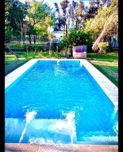 圣地亚哥-德尔埃斯特罗El Carmelo的庭院里的一个蓝色海水游泳池