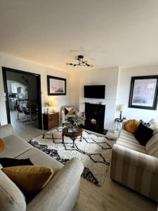 班戈北爱尔兰Elmwood House的客厅设有两张沙发和一个壁炉