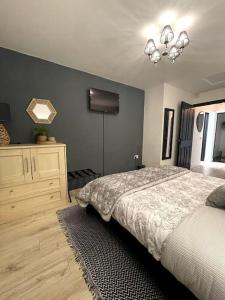 班戈北爱尔兰Elmwood House的一间卧室配有一张床、梳妆台和电视。