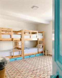 西迪伊夫尼El MOJA SURFHOUSE的宿舍内带双层床的房间