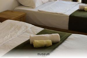 普里什蒂纳Museum Hotel的两张床铺,上面有毛巾