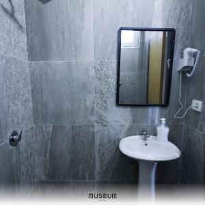 普里什蒂纳Museum Hotel的一间带水槽和镜子的浴室