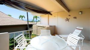 拉海纳Maui Eldorado D200 - 2 Bedroom的阳台的门廊配有白色的桌椅