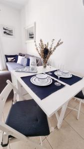 卡隆赫Costa Brava-St Antoni de Calonge apartament per parelles i famílies petites的白色餐桌和蓝色餐巾