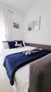卡隆赫Costa Brava-St Antoni de Calonge apartament per parelles i famílies petites的一间卧室配有一张带蓝色毯子的大床