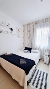 卡隆赫Costa Brava-St Antoni de Calonge apartament per parelles i famílies petites的窗户客房内的一张大床