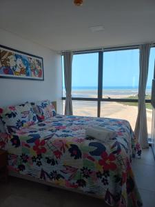 累西腓FLAT BEIRA MAR BARRA DE JANGADA RECIFE ANDAR ALTO的一间卧室配有一张床,享有海景